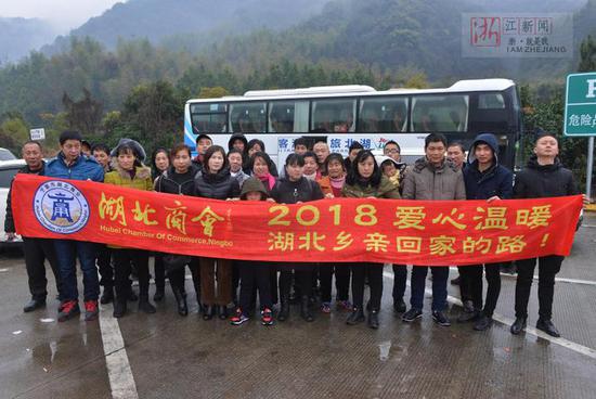 情暖回家路,老乡们在服务的合影。胡学军摄