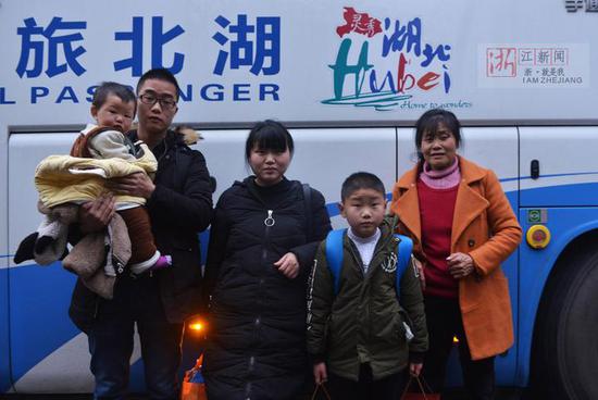 这一家五口,来自湖北浠水。乘坐免费大巴回家过年,十分开心。胡学军摄