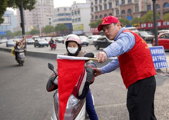◆文明交通百日行动,志愿者上下班高峰期在交