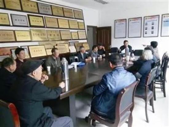 宁波北仑白峰阳东村村民和村干部一起说事议事。