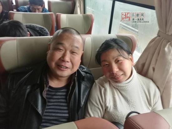 李旺芳和老公在爱心大巴上的合影,要回家过年了,夫妻俩特别开心。胡学军摄