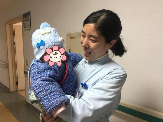 "护士,你快帮帮我,医院有没有谁可以给孩子喂奶,孩子哭的嗓子都快哑了。"