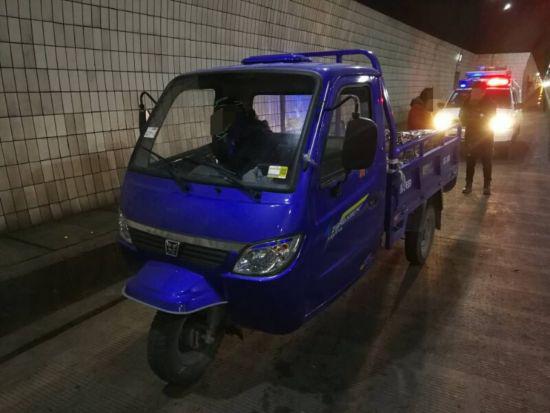 图为:三轮摩托车停靠在高速公路隧道时的场景 浙江省高速交警绍兴支队供图