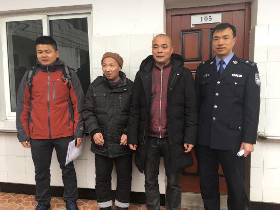图为彭申和当地派出所的民警一起来宁波认亲。 林波 摄