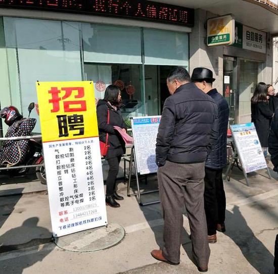 宁波鄞州城管部门开辟疏导点治马路招聘顽疾