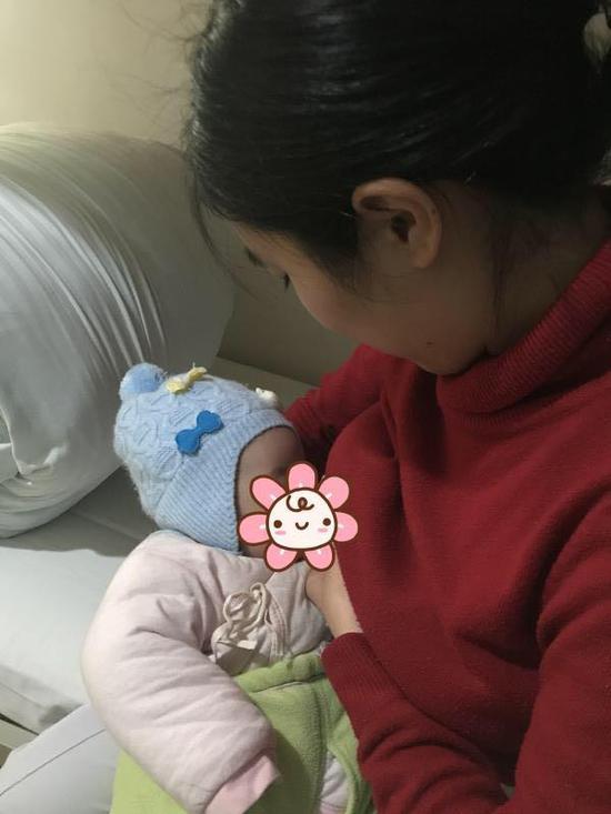 2月13日,一张手外科护士给婴儿喂奶的照片在宁波市第六医院传开了。