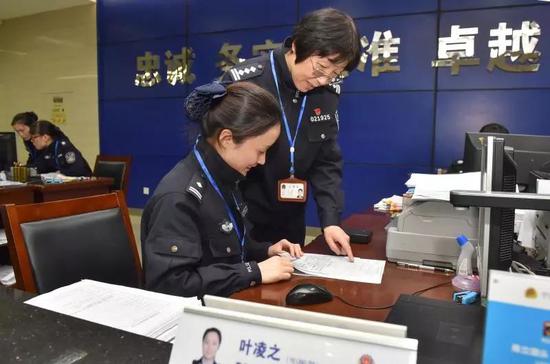 吕慧(右)正在指导刚调到这个岗位的民警叶凌之