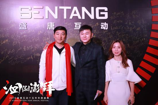 左起:新浪网地方站事业部销售管理总监杨昆先生,浙江盛唐互动董事长郑艺先生,新浪宁波总经理张赛红女士