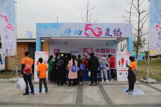4K高清电视正实时直播比赛现场画面,众人驻足。主办方供图