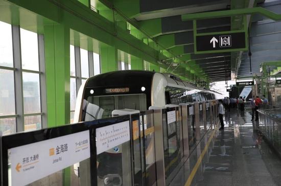 轨道交通3号线鄞奉段金海路站。张培坚/摄