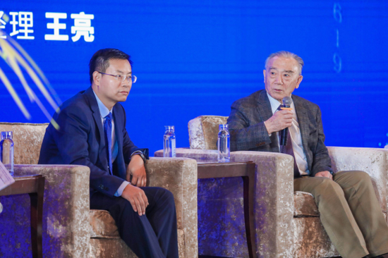 中科协原书记、全国工商联副主席王治国与季益华、张克勤、王亮等共同参与智慧对话