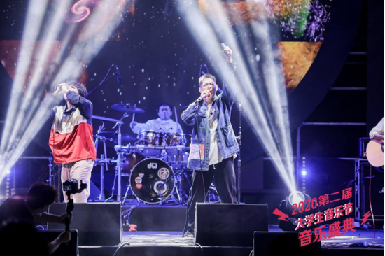 (HongBang表演中)