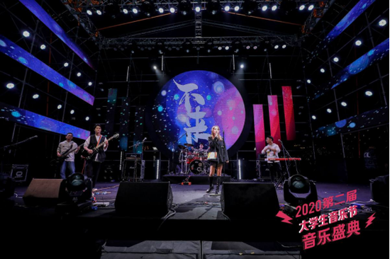 (不来乐队表演中)
