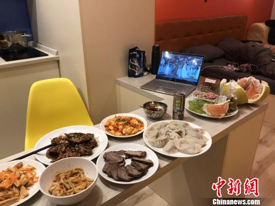 图为除夕自制大餐。受访者提供