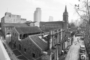 老外滩天主教堂主教堂已经修复完成,边上的一些建筑依然在施工中。