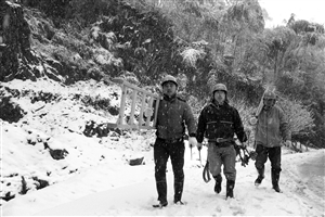 昨天下午,鄞江供电所应急队员顶着风雪在杖锡山区对供电线路进行巡检,保障百姓用电