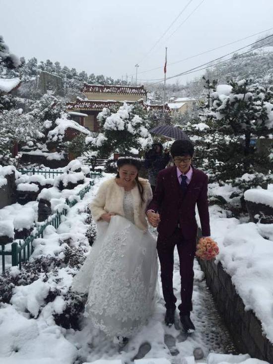 铲雪车两次为出嫁女子开路