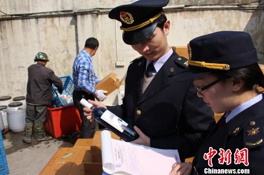 图为宁波北仑出入境检验检疫局工作人员现场核对待销毁的进口葡萄酒。施大卫摄