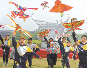学生们在公园里放风筝。