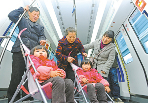 昨天上午,北仑一对双胞胎姐妹在家长带领下乘坐1号线列车前往市区。
