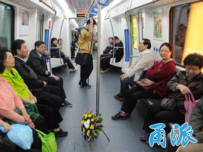 去年清明节期间,就有扫墓市民坐地铁到东环南路站再转驳公交前往墓区