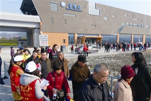 昨天,市民搭乘轨道交通1号线在宝幢站换乘公交车扫墓
