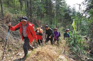 “驴友”在余姚参加十峰登山大联动第二站活动。 记者 胡龙召 摄