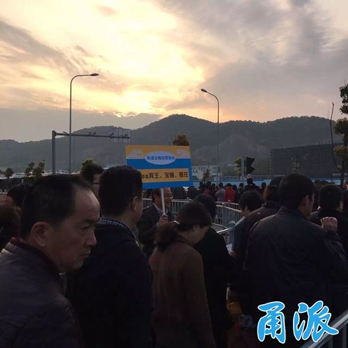 (6:30,宝幢站地铁口的人流)