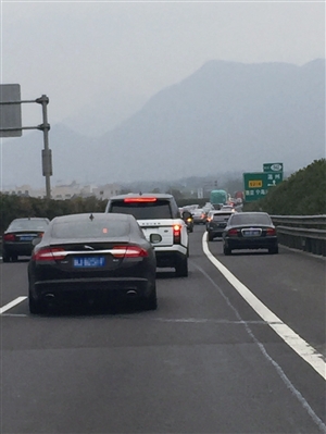 昨天下午4:00,G15往宁海方向1535-1540段出现道路拥堵的情况,部分车辆占用应急车道超车加塞 记者 王莎 摄