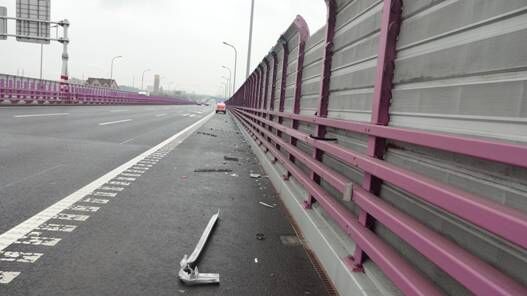 余姚一司机半夜运货打瞌睡 撞坏杭州湾大桥护