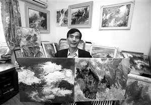 吴国恩展示他的抽象画作品