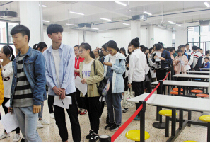 甬江职高报名面试当日的火爆场面。 记者 徐叶 摄