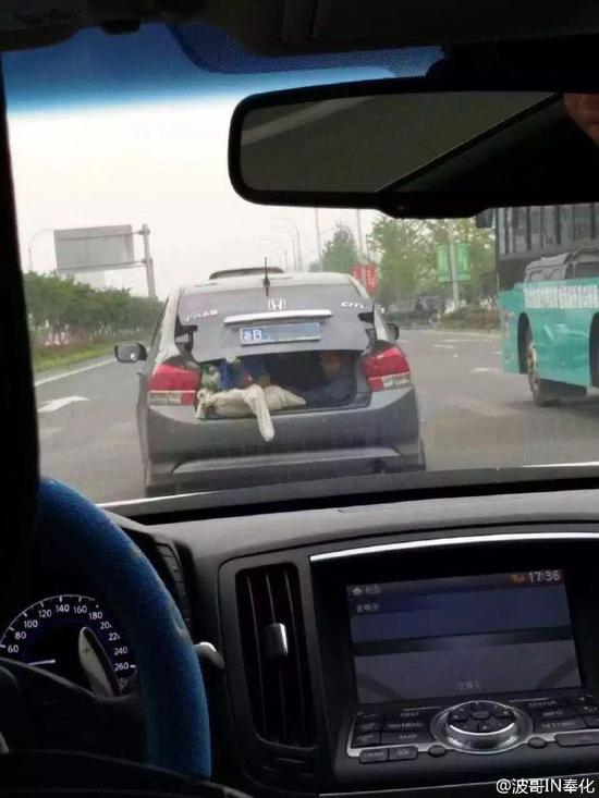 车后备箱蜷缩着老人