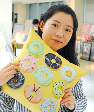 鲁灵泓制作的甜品抱枕。