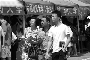 100多所高校在宁波大学设摊 中外合作大学偏爱