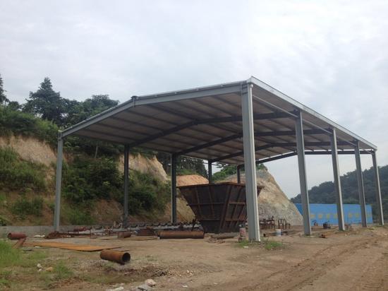 黄箭山村靠近梁辉养老院西侧,甬梁线北侧的一处林地上违法搭建钢棚