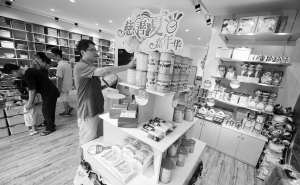 市民在慈善商店里选购商品。记者 崔引 摄