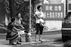 回收月饼票的“黄牛”在等生意