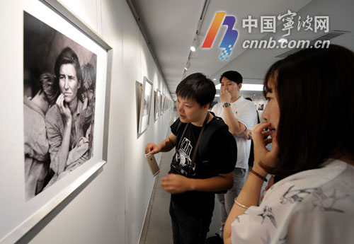 观众正在观赏多萝西娅·兰格创作的作品《移民母亲》。记者 严龙 摄