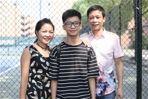 张秀婷给几组新生家庭拍下的“入学照”