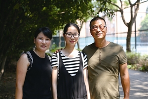 张秀婷给几组新生家庭拍下的“入学照”