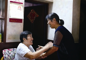 王阿姨握住胡阿姨(右)的手,满是感激