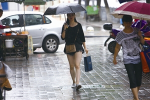 昨天,柳汀街,市民漫步在雨中