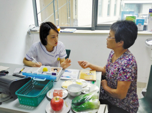 护士坐诊进行健康指导。