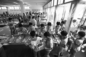 新城第一实验学校,高年级学生在自己打饭菜