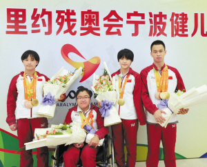 王益楠(右一)和其他三位金牌得主合影。