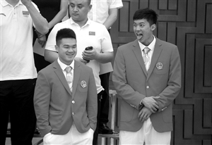 石智勇笑起来萌萌的,汪顺吐舌搞怪
