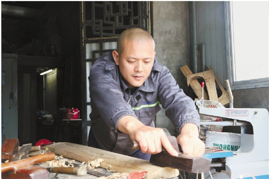 斫琴师任辉倾心古琴制作 悠悠古韵指尖传