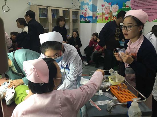 气温骤降儿童感冒扎堆 医生24小时接诊600名