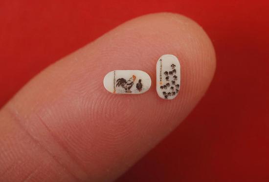 余姚著名微雕艺术家在米粒大椭圆上画17只鸡